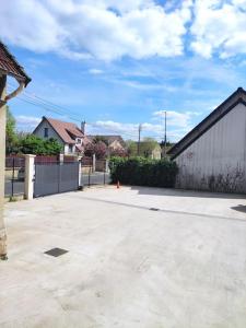 un estacionamiento vacío en un patio con una valla en Cocoon urbain : Aux portes des JO et de Disney en Vaires-sur-Marne