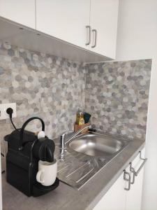 a kitchen counter with a sink and a sink at Cocoon urbain : Aux portes des JO et de Disney in Vaires-sur-Marne