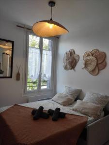 Un dormitorio con una cama con dos objetos negros. en Cocoon urbain : Aux portes des JO et de Disney en Vaires-sur-Marne