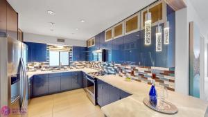 Luxury, Exclusive Building, Ocean Views, and Private Rooftop Sundeck餐厅或其他用餐的地方