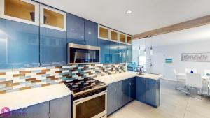Luxury, Exclusive Building, Ocean Views, and Private Rooftop Sundeck的厨房或小厨房