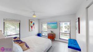 Luxury, Exclusive Building, Ocean Views, and Private Rooftop Sundeck客房内的一张或多张床位