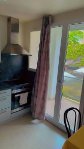 a kitchen with a sliding glass door to a balcony at Excelente Apartamento en el centro de Basilea in Basel