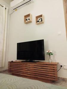 Μια τηλεόραση ή/και κέντρο ψυχαγωγίας στο Marinos Central Suite