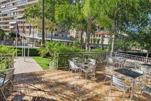 eine Terrasse mit Stühlen und Tischen in einer Stadt in der Unterkunft Vista Alegre in Benicàssim