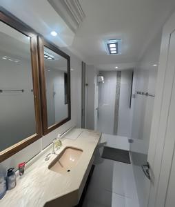 un baño con lavabo y espejo en Frente mar, espaço e conforto, en Balneário Camboriú 15 fotos más