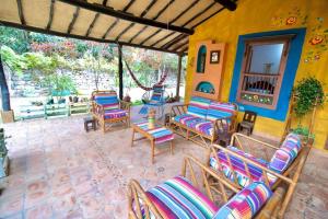 a group of chairs and tables on a patio at Hermosa habitación Las Palmas - Zapatoca in Zapatoca