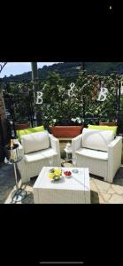 un ensemble de chaises et de tables sur un balcon dans l'établissement B&B Piccolo Paradiso, à Finale Ligure