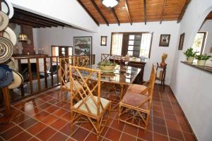 a dining room with a table and chairs at Hermosa habitación Las Palmas - Zapatoca in Zapatoca