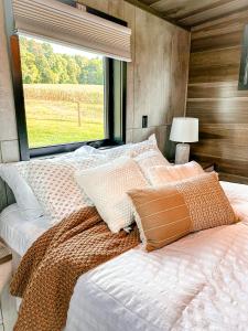 1 dormitorio con 1 cama grande y ventana en Modern Tiny Home, 