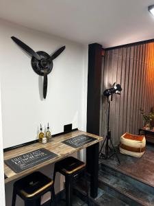マドリードにあるT-Homes - Cuencaのテーブル、ファン、カメラが備わる客室です。