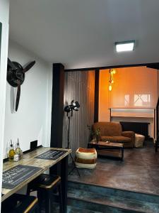 マドリードにあるT-Homes - Cuencaのリビングルーム(ソファ、テーブル付)