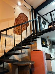 - un escalier en colimaçon dans la cuisine équipée d'un réfrigérateur dans l'établissement T-Homes - Cuenca, à Madrid