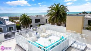 西耶斯塔岛Luxury, Exclusive Building, Ocean Views, and Private Rooftop Sundeck的阳台上俯瞰海滩