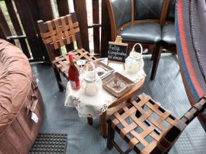 - une table et des chaises avec un service à thé dans l'établissement Cabaña entre orquídeas, à Valle de Ángeles