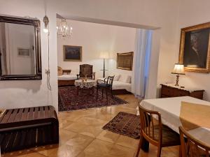 ein Wohnzimmer mit einem Tisch und Stühlen in der Unterkunft Apartment Altwien in Wien