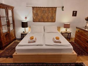 ein Schlafzimmer mit einem Bett mit zwei Handtüchern darauf in der Unterkunft Apartment Altwien in Wien