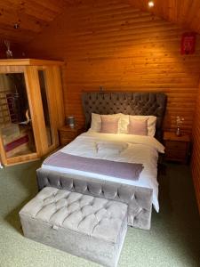 una camera con un grande letto in una cabina di The Snug - Luxury En-suite Cabin with Sauna in Grays Thurrock a Grays Thurrock