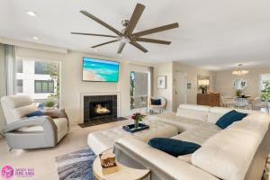Luxury, Exclusive Building, Ocean Views, and Private Rooftop Sundeck的休息区