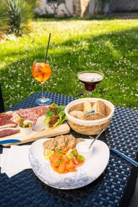 een picknicktafel met borden eten en drinken bij Hôtel Spa De La Citadelle Lorient in Port-Louis