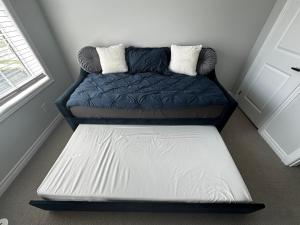 מיטה או מיטות בחדר ב-Cozy Whitby Retreat