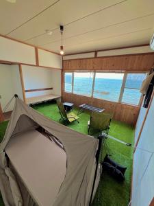 Zelt in einem Zimmer mit Meerblick in der Unterkunft ASTERISK＋ in Iwami