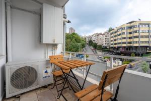 balcón con mesa y aire acondicionado en Benjamin Rezidance, en Estambul