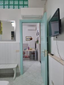 a living room with a door and a tv on a wall at Un sogno chiamato Ravello in Ravello