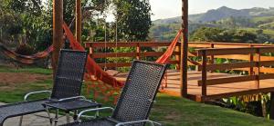 - deux chaises et un hamac sur la terrasse dans l'établissement Chácara Santa Luzia, à Socorro