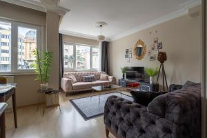 una sala de estar con un sofá y una mesa en Benjamin Rezidance, en Estambul