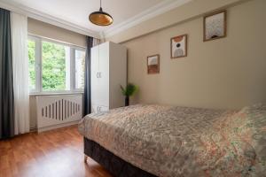 un dormitorio con una cama y una ventana en Benjamin Rezidance, en Estambul