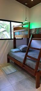 Bunk bed o mga bunk bed sa kuwarto sa Casa Kapai