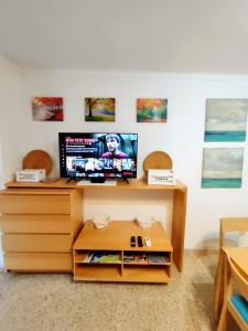 TV/Unterhaltungsangebot in der Unterkunft Tranquilo apartamento con vistas al mar.