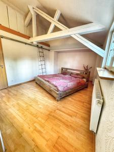 una habitación con una cama y una escalera en ella en 5 Sterne Bahnhoftraum, Appartement "Waldgarten" 145qm, großer Garten, en Braunfels