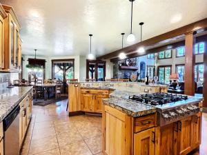 cocina grande con armarios de madera y fogones en George Bush Estate Tamarack 5br W Apartment!, en Donnelly