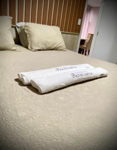 biały ręcznik siedzący na łóżku w obiekcie Residencial renaissance w mieście Boa Vista