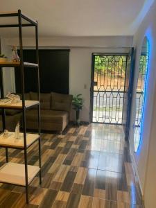 een woonkamer met een bank en een raam bij Lindo y acogedor apartamento in Medellín