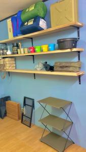 ein Regal mit Schalen und anderen Gegenständen darauf in der Unterkunft ASTERISK＋ in Iwami