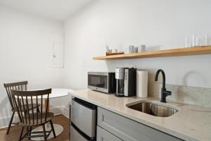 Ett kök eller pentry på Folliday Inn - The Boattail - Room 15