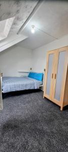 um quarto com uma cama e um armário de madeira em MC Suites em Old Walker