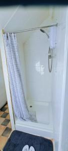 uma casa de banho com uma cortina de chuveiro em MC Suites em Old Walker