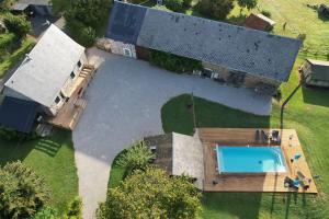 una vista aérea de una piscina en un patio en Lodge Nature à Vigeois, 