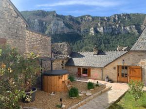 dom z widokiem na góry w obiekcie Manoir du Charme dans les Gorges du Tarn LOZERE w mieście Quézac