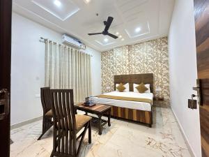 um quarto com uma cama, uma mesa e cadeiras em Hotel EMBASSY 250 Meter From Golden Temple em Amritsar