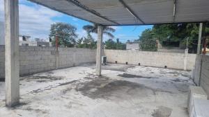 un patio vacío frente a una pared de ladrillo en CASA CHAMPAYAN, en Tampico