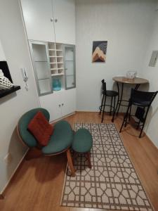 巴西利亞的住宿－Queen's Flats，客厅配有两把椅子和一张桌子