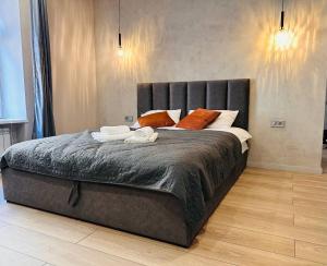Tempat tidur dalam kamar di Freedom apartment in the heart of Lviv