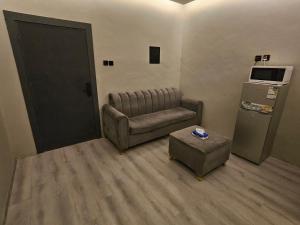 a living room with a couch and a coffee table at شقق ياسمين عمارة سكنية in Dammam