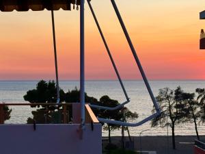 una vista dell'oceano al tramonto da una montagna russa di Sunset Serenity a Shëngjin