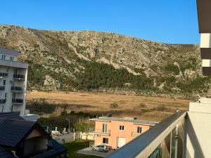 Vista generica sulle montagne o vista sulle montagne dall'interno dell'appartamento